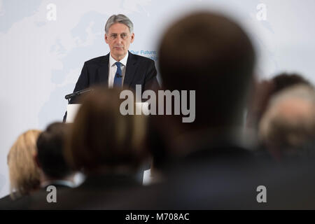 Il cancelliere dello scacchiere Philip Hammond a Canary Wharf a Londra offrendo un discorso su Brexit dove egli farà si che il caso di accesso preferenziale per la Gran Bretagna il settore dei servizi finanziari per il mercato unico. Foto Stock