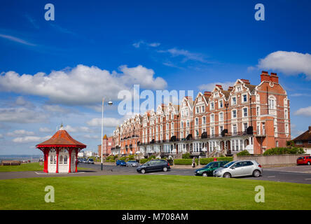 BEXHILL-on-Sea, Regno Unito - 4 GIU 2013: Vittoriano lungomare in legno shelter ed edifici in una popolare località balneare Bexhill-on-Sea in East Sussex Foto Stock