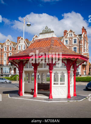 BEXHILL-on-Sea, Regno Unito - 4 GIU 2013: in legno in stile vittoriano fronte mare shelter e posti a sedere in una popolare località balneare Bexhill-on-Sea in East Sussex Foto Stock