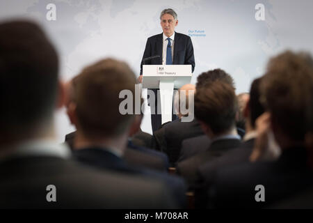 Il cancelliere dello scacchiere Philip Hammond a Canary Wharf a Londra offrendo un discorso su Brexit dove egli farà si che il caso di accesso preferenziale per la Gran Bretagna il settore dei servizi finanziari per il mercato unico. Foto Stock