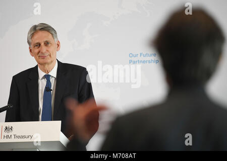 Il cancelliere dello scacchiere Philip Hammond a Canary Wharf a Londra offrendo un discorso su Brexit dove egli farà si che il caso di accesso preferenziale per la Gran Bretagna il settore dei servizi finanziari per il mercato unico. Foto Stock