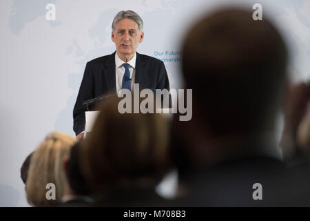 Il cancelliere dello scacchiere Philip Hammond a Canary Wharf a Londra offrendo un discorso su Brexit dove egli farà si che il caso di accesso preferenziale per la Gran Bretagna il settore dei servizi finanziari per il mercato unico. Foto Stock