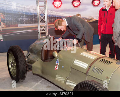 Il principe Harry, guarda a un 1939 E.R.A racing car, durante una visita al circuito di Silverstone nel Northamptonshire per segnare ufficialmente l'inizio dei lavori di costruzione dell'esperienza di Silverstone, che è dovuto per aprire al motor racing via nella primavera 2019. Foto Stock