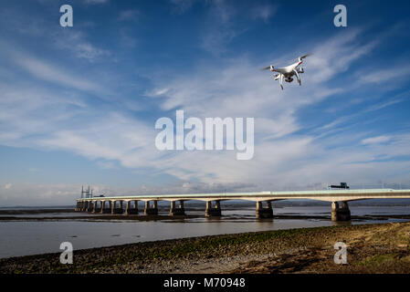 Drone battenti nei pressi di un ponte Foto Stock