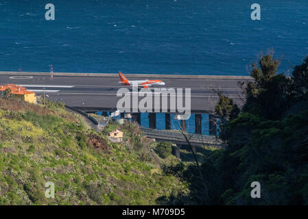 Un EasyJet Airbus atterra con successo sulla pista estesa al notoriamente impegnativa l'aeroporto di Funchal, Madeira Foto Stock