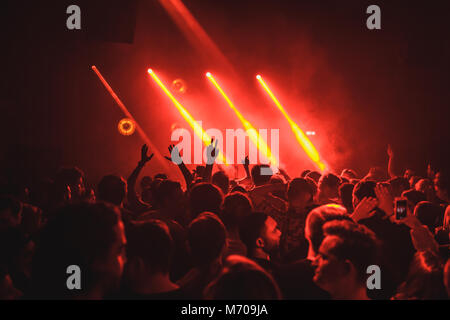 Una folla godendo di musica a un nightclub di Londra Foto Stock