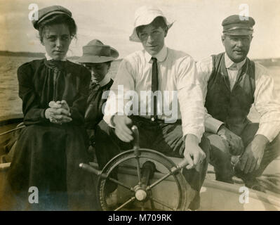 Antique circa 1905 fotografia, gita di famiglia sul fiume Sasanoa. La posizione è in o vicino a Riggsville (ora Robinhood), Maine in Sagadahoc County, Stati Uniti d'America. Foto Stock