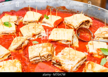 Close-up di gustose lasagne in una teglia Foto Stock