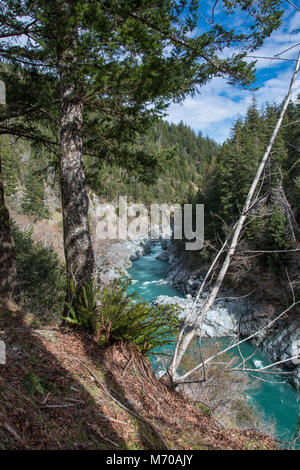 Che scorre veloce blu limpido fiume nel nord Claifornia Foto Stock