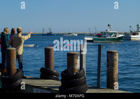 I pescatori lavorano a Chatham molo del pesce in Chatham, Massachusetts il Cape Cod Foto Stock