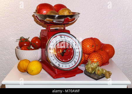 Physalis frutti e altri frutti come mele pomodori e kiwi su scala Foto Stock