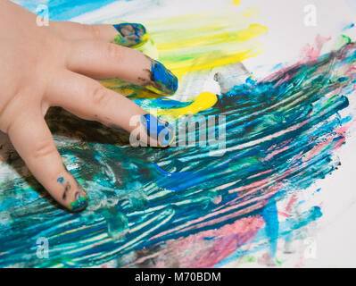 Bambino dipinta a mano con colori vivaci vernici. L educazione, la scuola, la creatività e il concetto di pittura. Soft focus un sfocata Foto Stock