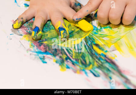 Le mani del Bambino dipinta in vernici colorate. L educazione, la scuola, la creatività e il concetto di pittura. Soft focus un sfocata Foto Stock