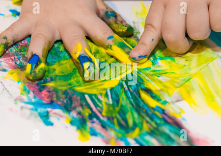 Le mani del Bambino dipinta in vernici colorate. L educazione, la scuola, la creatività e il concetto di pittura. Soft focus un sfocata Foto Stock
