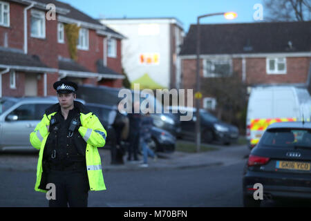 Attività di polizia nel cul-de-sac in Salisbury che contiene la casa della ex federazione double agent Sergei Skripal chi era avvelenato insieme con la figlia Eleonora con un agente nervino. Foto Stock