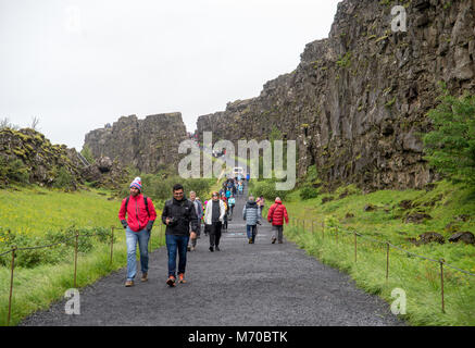Thingvellir, Islanda - Luglio 19, 2017: i turisti a piedi attraverso il Almannagja linea anomalia nel mid-atlantic ridge Nord America placca a Thingvellir Na Foto Stock