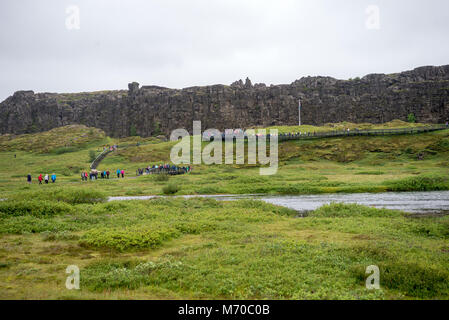 Thingvellir, Islanda - Luglio 19, 2017: i turisti a piedi attraverso il Almannagja linea anomalia nel mid-atlantic ridge Nord America placca a Thingvellir Na Foto Stock