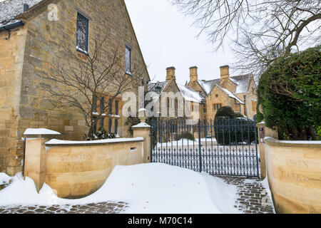 Stanton Court Jacobean Manor House nella neve d'inverno. Stanton, Cotswolds, Worcestershire, Inghilterra Foto Stock