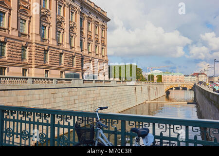 Vista da Stallbron (ponte stabile), verso Norrbro e il Grand Hotel, Stoccolma, Svezia, in Scandinavia. Stallbron attraversa Stallkanalen. Foto Stock