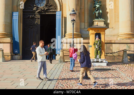 Le protezioni garitta e turisti, Royal Palace (Kungliga Slottet) Gamla Stan, Stoccolma, Svezia e Scandinavia Foto Stock