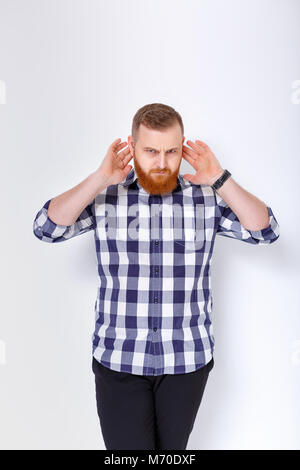 Uomo con i capelli rossi e la barba in plaid shirt Foto Stock