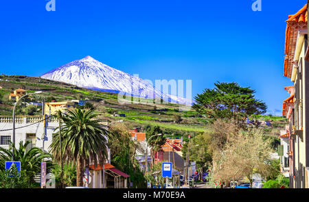 Tacoronte, Tenerife, Isole canarie, Spagna: costa nord e la vetta del monte Teide-vulcano, visto da strade di Tacoronte. Foto Stock