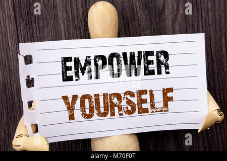 La parola, la scrittura, testo Potenziate le prestazioni. Foto concettuale motivazione positiva di consulenza per lo sviluppo personale scritto carta strappata azienda da sculpturethe Foto Stock