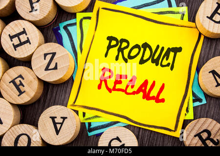 Annuncio della scrittura testo che mostra il ritiro dei prodotti. Business photo vetrina per ricordare il ritorno di restituzione per i prodotti di difetti in legno scritto abckground w Foto Stock