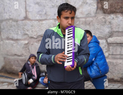 Giovane musicista ragazzi suonare strumenti intorno al castello di Ankara in Turchia Foto Stock