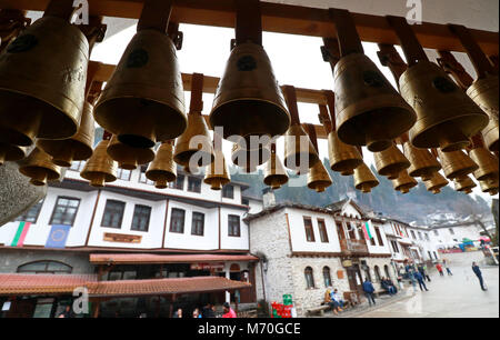 Rhodope campane sul villaggio di Shiroka Laka, Bulgaria Foto Stock