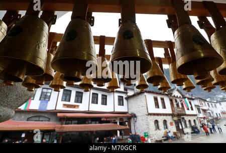 Rhodope campane sul villaggio di Shiroka Laka, Bulgaria Foto Stock