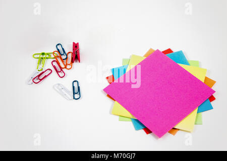 Post-it con piccole spine colorate Foto Stock