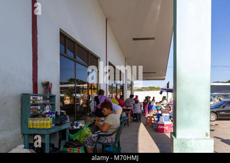 Peñas Blancas, Nicaragua - gennaio 22: Fornitori alla frontiera gli uffici da Costa Rica in Nicaragua. Il 22 gennaio 2018, Peñas Blancas, Nicaragu Foto Stock