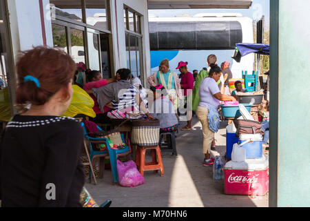 Peñas Blancas, Nicaragua - gennaio 22: Fornitori alla frontiera gli uffici da Costa Rica in Nicaragua. Il 22 gennaio 2018, Peñas Blancas, Nicaragu Foto Stock