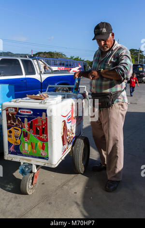 Peñas Blancas, Nicaragua - gennaio 22: Gelato produttore presso il valico di frontiera gli uffici da Costa Rica in Nicaragua. Il 22 gennaio 2018, Peñas Blancas, Foto Stock