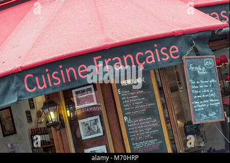 PARIGI FRANCIA - 06 MAGGIO 2011: Ristorante pubblicità cucina Francaise in Rue de la Huchette nel quartiere Latino di Parigi Francia Foto Stock