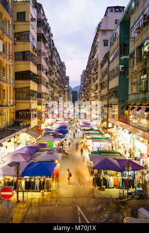 Occupato dal mercato notturno di Mong Kok, Kowloon, Hong Kong Foto Stock