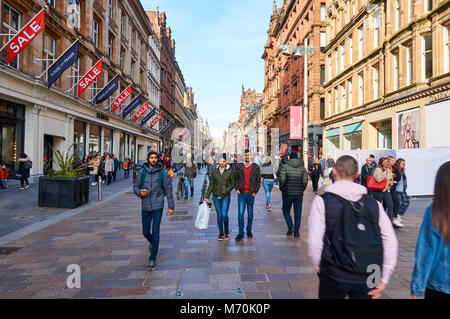 Buchanan Street è la via principale dello shopping a Glasgow, qui mostrato durante il periodo di vendita. Foto Stock