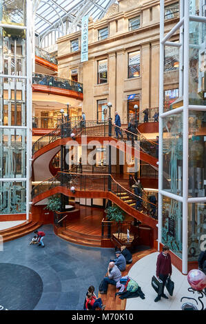 Interno del Princess Square Shopping Centre in Glasgow, Regno Unito Foto Stock