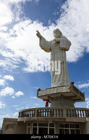 San Juan del Sur, Nicaragua - gennaio 19: colossale statua di Gesù Cristo nella parte più settentrionale seawall nella baia di San Juan. Il 19 gennaio 2018, San jua Foto Stock