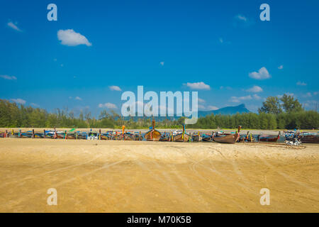 AO NANG, Thailandia - MARZO 05, 2018: veduta esterna di pesca barche tailandese sulle rive del Po-da-isola, Provincia di Krabi, sul Mare delle Andamane, a sud della Thailandia Foto Stock