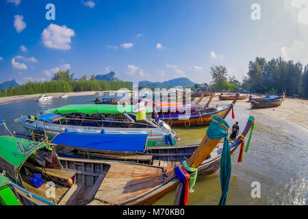 AO NANG, Thailandia - MARZO 05, 2018: sopra vista della pesca barche tailandese sulle rive del Po-da-isola, Provincia di Krabi, sul Mare delle Andamane, a sud della Thailandia Foto Stock