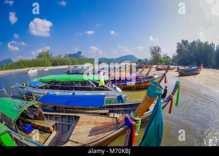 AO NANG, Thailandia - MARZO 05, 2018: sopra vista della pesca barche tailandese sulle rive del Po-da-isola, Provincia di Krabi, sul Mare delle Andamane, a sud della Thailandia Foto Stock