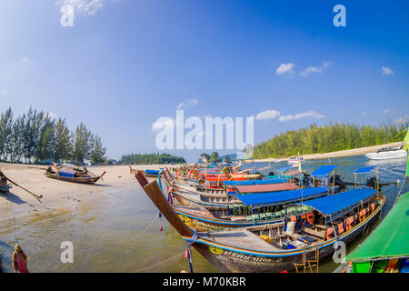 AO NANG, Thailandia - MARZO 05, 2018: sopra vista della pesca barche tailandese sulle rive del Po-da-isola, Provincia di Krabi, sul Mare delle Andamane, a sud della Thailandia Foto Stock