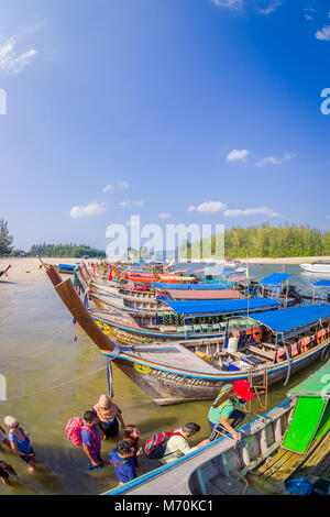 AO NANG, Thailandia - MARZO 05, 2018: sopra vista della pesca barche tailandese sulle rive del Po-da-isola, Provincia di Krabi, sul Mare delle Andamane, a sud della Thailandia Foto Stock