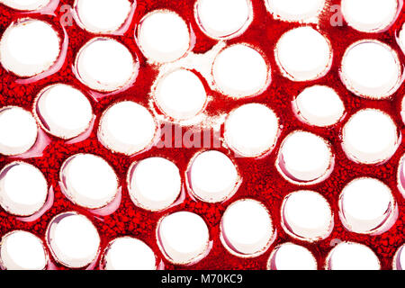 Closeup colpo di rosso smaltato forato texture ceramica Foto Stock