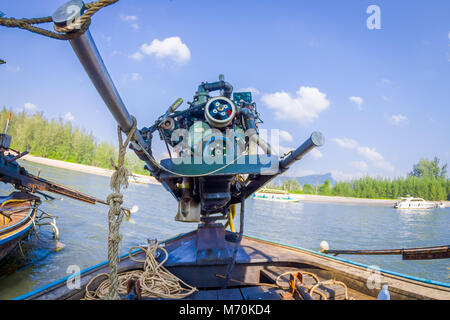 AO NANG, Thailandia - Febbraio 09, 2018: Close up di imbarcazione a motore su di una barca dalla coda lunga con una sfocata sullo sfondo della natura Foto Stock