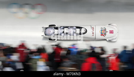 La lettonia Oskars Melbardis e il suo team durante la 4-uomo Bob all'Olympic Centro di scorrimento durante il giorno quindici del PyeongChang 2018 Giochi Olimpici Invernali in Corea del Sud Foto Stock