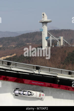 La lettonia Oskars Melbardis e il suo team durante la 4-uomo Bob all'Olympic Centro di scorrimento durante il giorno quindici del PyeongChang 2018 Giochi Olimpici Invernali in Corea del Sud Foto Stock