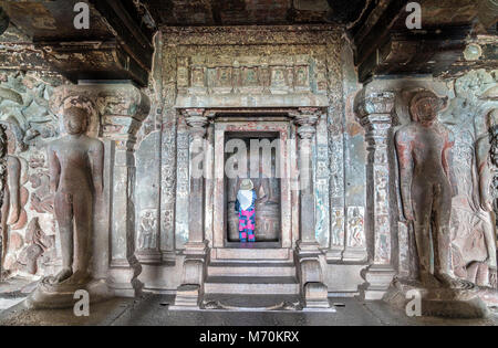 Interno di Indra Sabha tempio a Grotte di Ellora, India Foto Stock